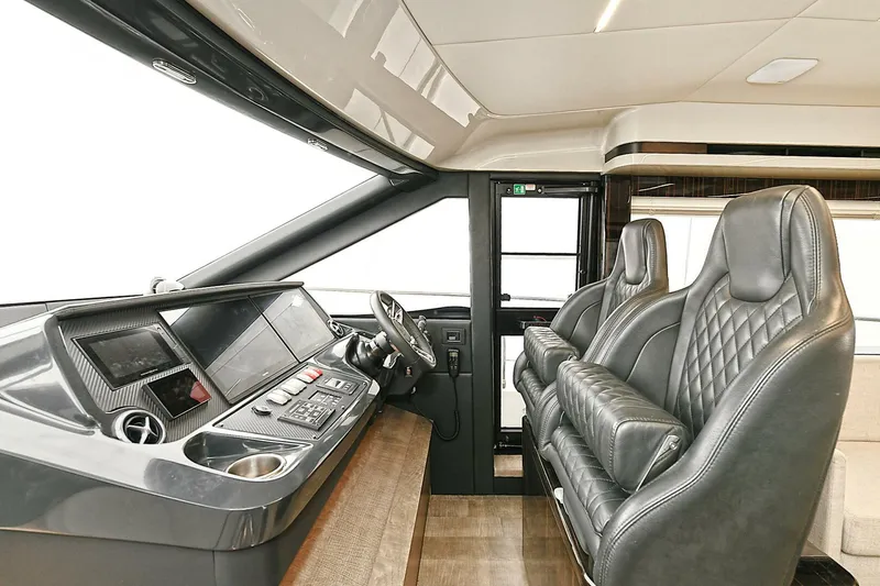 Slide: The Image of Absolute 62 Fly 2022 - 4090246