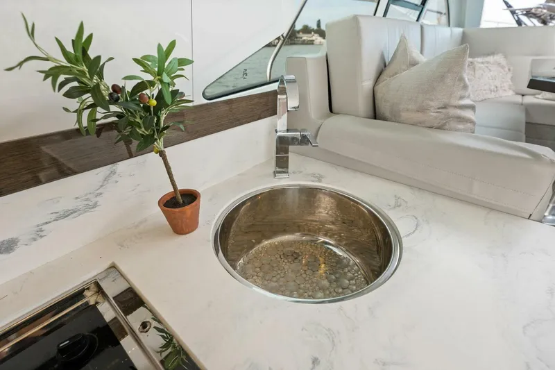 Slide: The Image of 2020 46 Cruisers Cantius - Sweet Caroline - Sink - 4114373