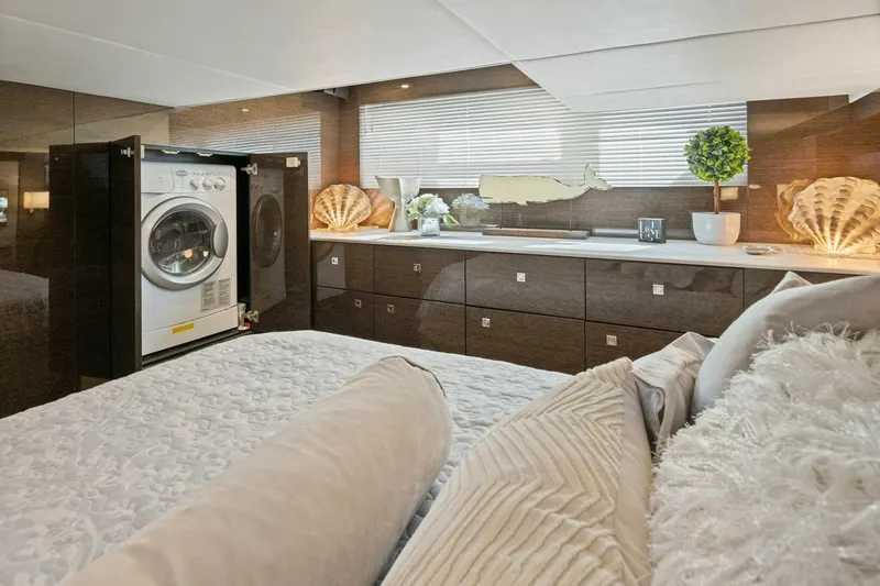 Slide: The Image of 2020 46 Cruisers Cantius - Sweet Caroline - Laundry - 4114445