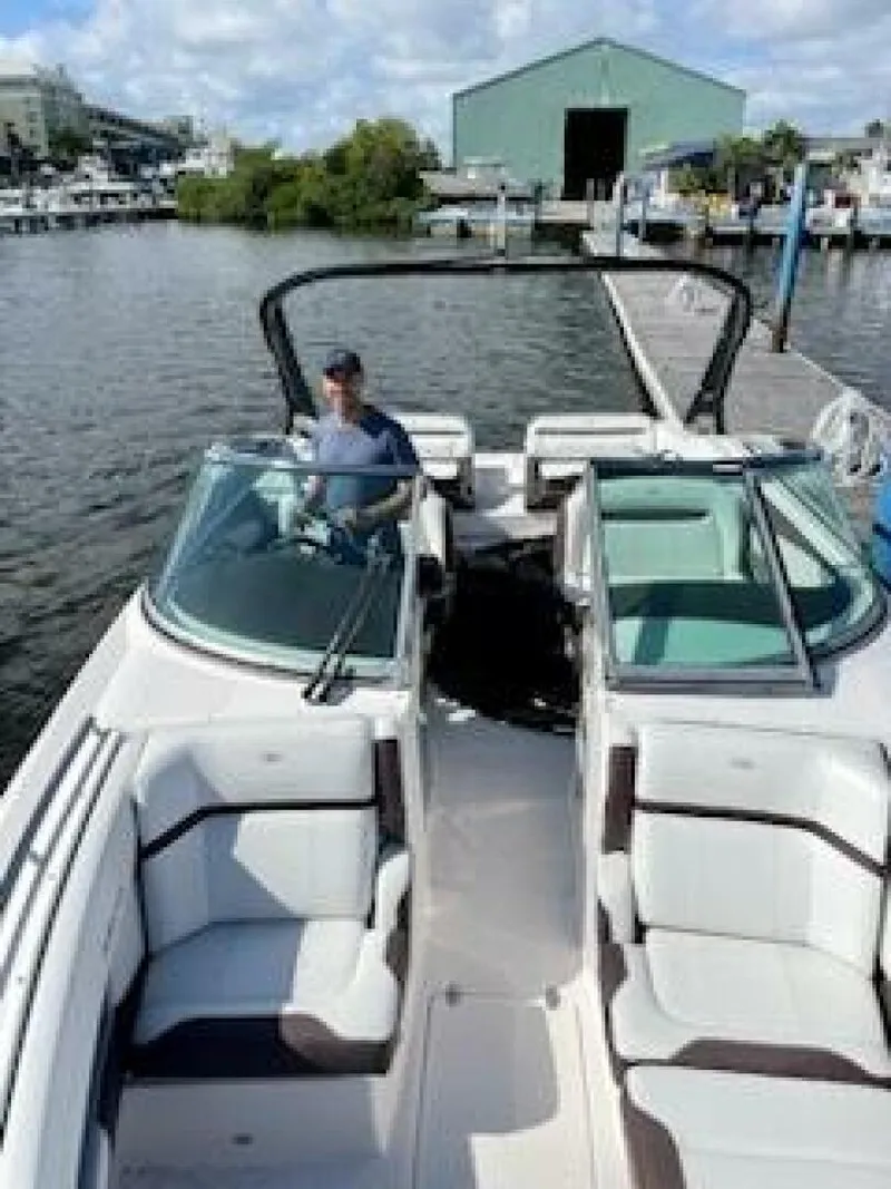 Slide: The Image of Regal 3200 Bowrider 2017 - 4104529