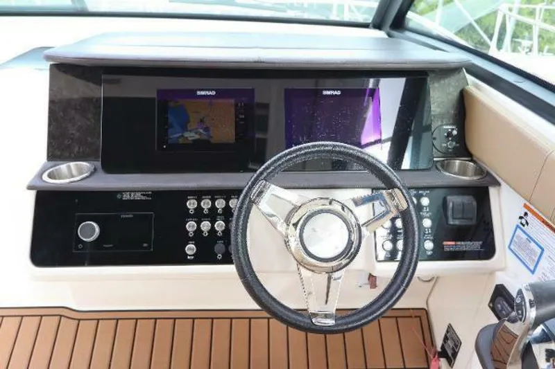 Slide: The Image of Sea Ray 320 Sundancer 2019 - 4104574