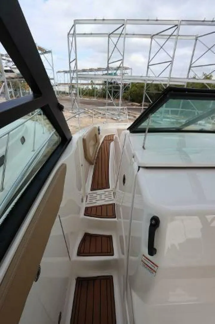 Slide: The Image of Sea Ray 320 Sundancer 2019 - 4104582