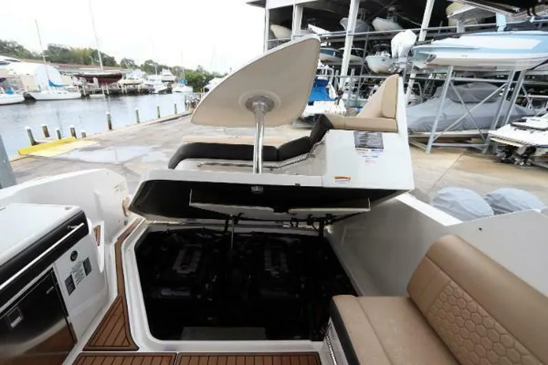 Slide: The Image of Sea Ray 320 Sundancer 2019 - 4104599