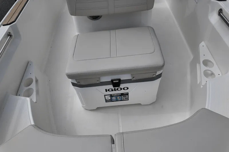 Slide: The Image of Boston Whaler 170 Montauk 2025 - 12