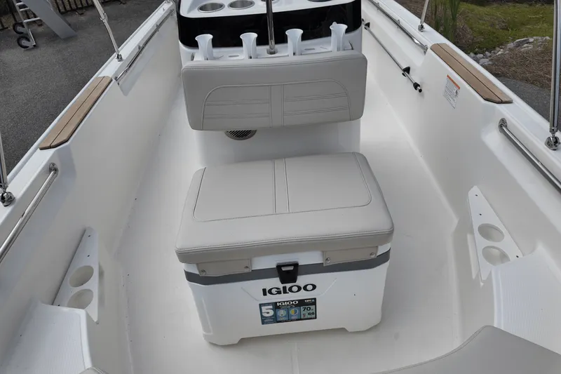 Slide: The Image of Boston Whaler 170 Montauk 2025 - 11