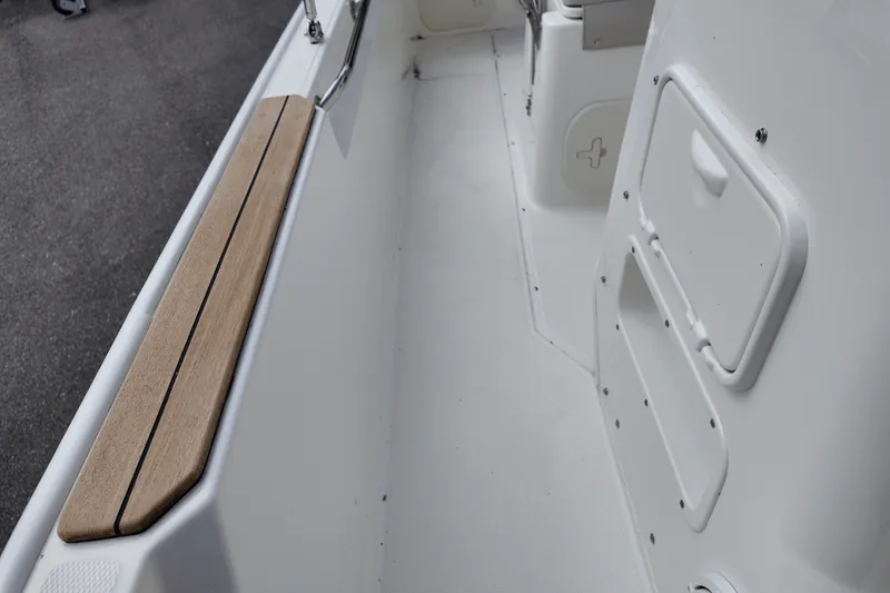 Slide: The Image of Boston Whaler 170 Montauk 2025 - 8