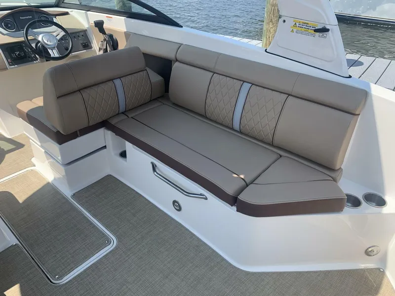 Slide: The Image of Sea Ray 270 SDX Outboard 2017 - 4121052