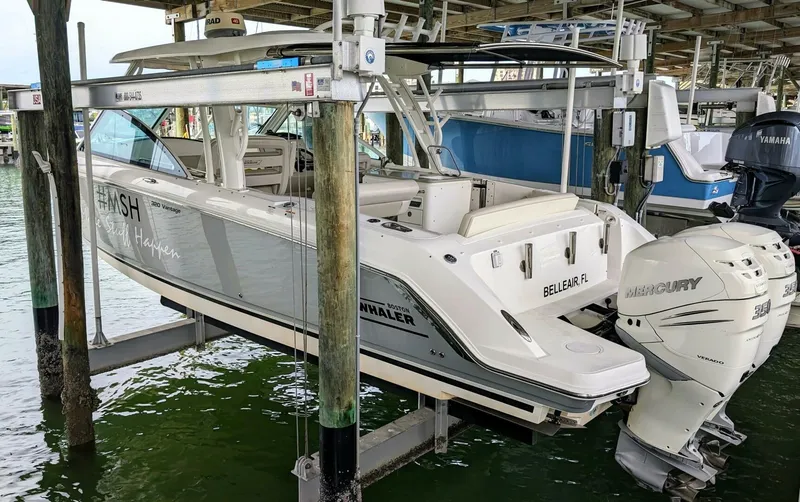 Slide: The Image of Boston Whaler 320 Vantage Twin 350 - Joystick 2017 - 4130125