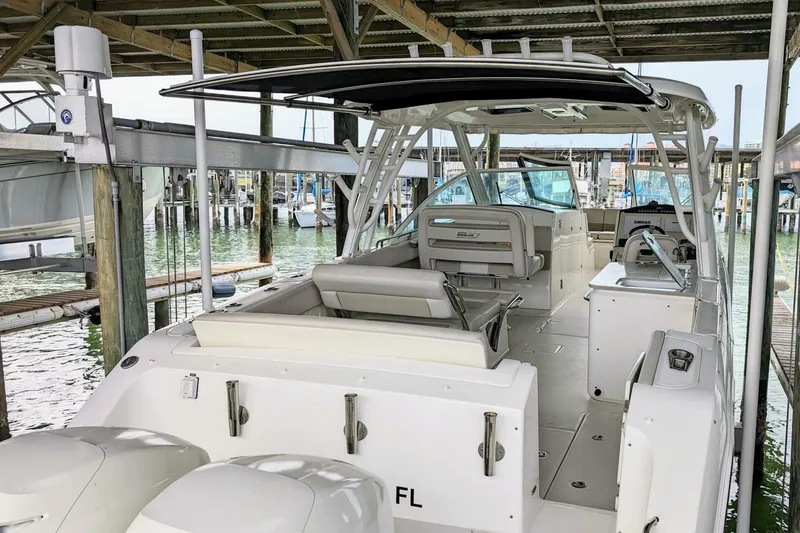 Slide: The Image of Boston Whaler 320 Vantage Twin 350 - Joystick 2017 - 4130128