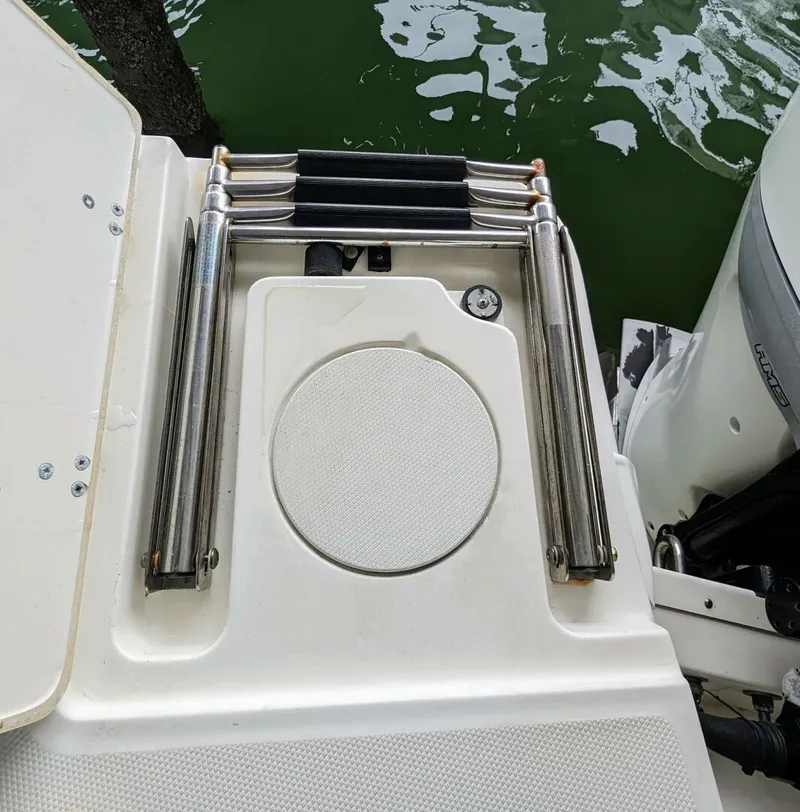 Slide: The Image of Boston Whaler 320 Vantage Twin 350 - Joystick 2017 - 4130129