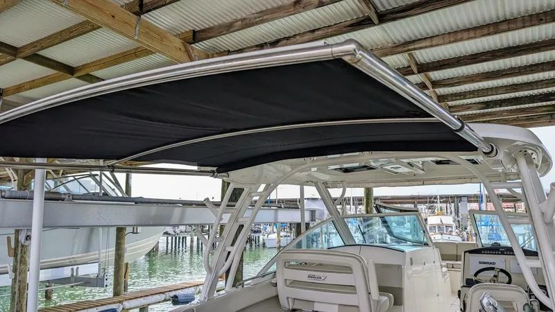 Slide: The Image of Boston Whaler 320 Vantage Twin 350 - Joystick 2017 - 4130132