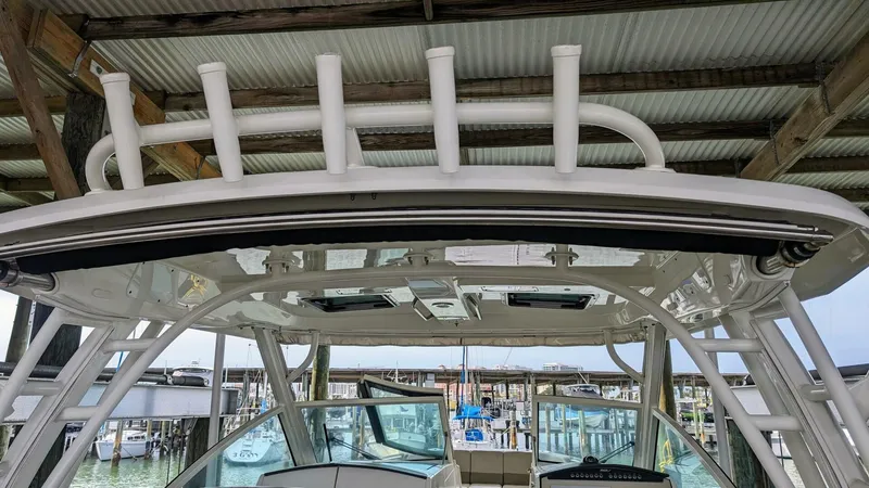 Slide: The Image of Boston Whaler 320 Vantage Twin 350 - Joystick 2017 - 4130133