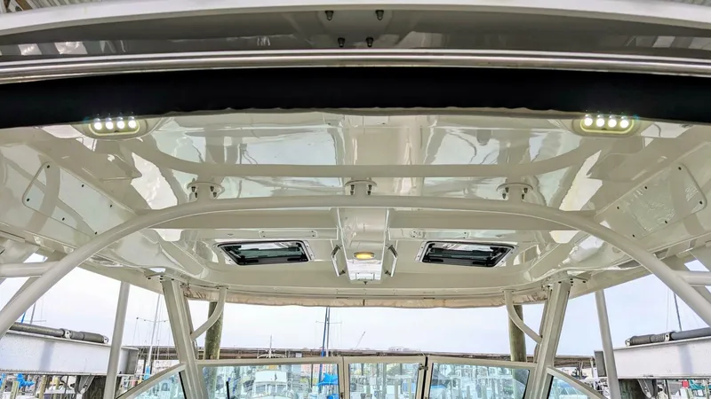 Slide: The Image of Boston Whaler 320 Vantage Twin 350 - Joystick 2017 - 4130135