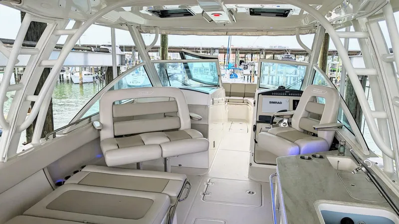 Slide: The Image of Boston Whaler 320 Vantage Twin 350 - Joystick 2017 - 4130137