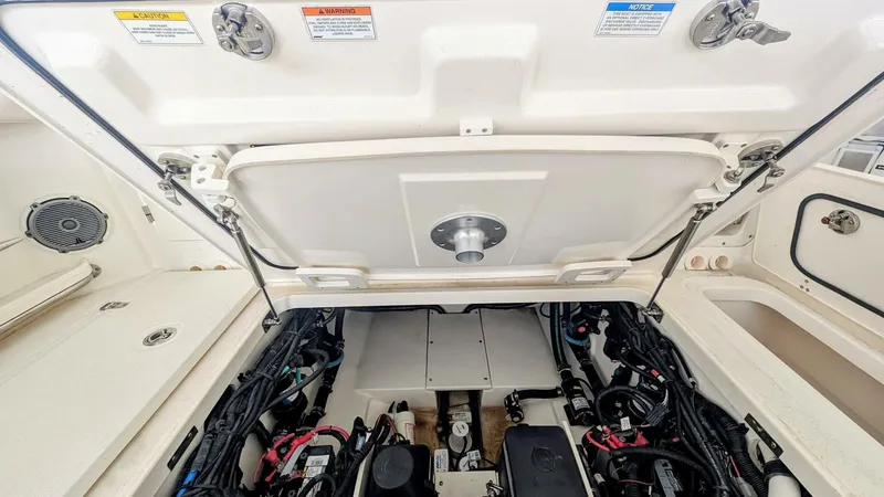 Slide: The Image of Boston Whaler 320 Vantage Twin 350 - Joystick 2017 - 4130142