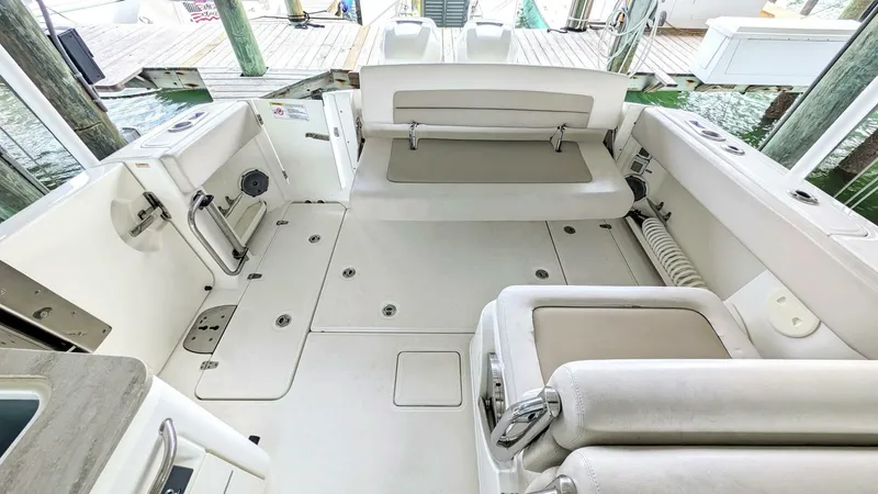 Slide: The Image of Boston Whaler 320 Vantage Twin 350 - Joystick 2017 - 4130143