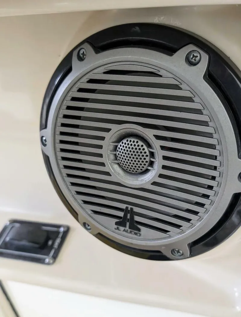 Slide: The Image of Boston Whaler 320 Vantage Twin 350 - Joystick 2017 - 4130149