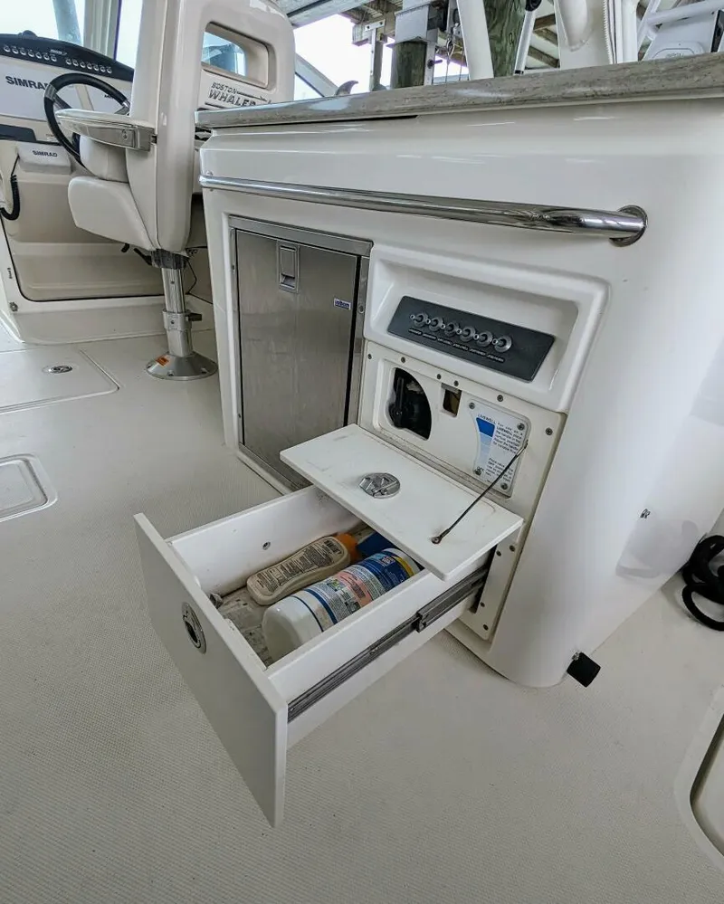 Slide: The Image of Boston Whaler 320 Vantage Twin 350 - Joystick 2017 - 4130153