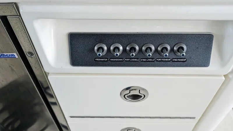 Slide: The Image of Boston Whaler 320 Vantage Twin 350 - Joystick 2017 - 4130154