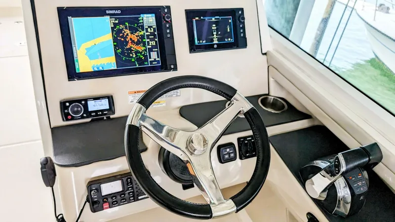 Slide: The Image of Boston Whaler 320 Vantage Twin 350 - Joystick 2017 - 4130161