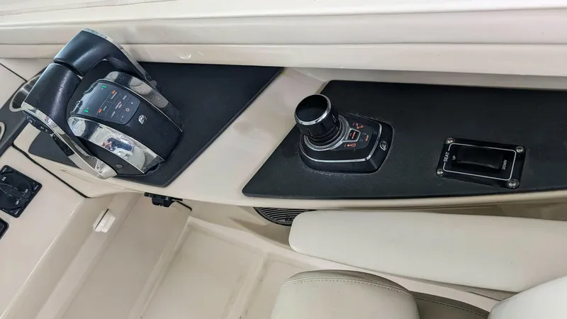 Slide: The Image of Boston Whaler 320 Vantage Twin 350 - Joystick 2017 - 4130164