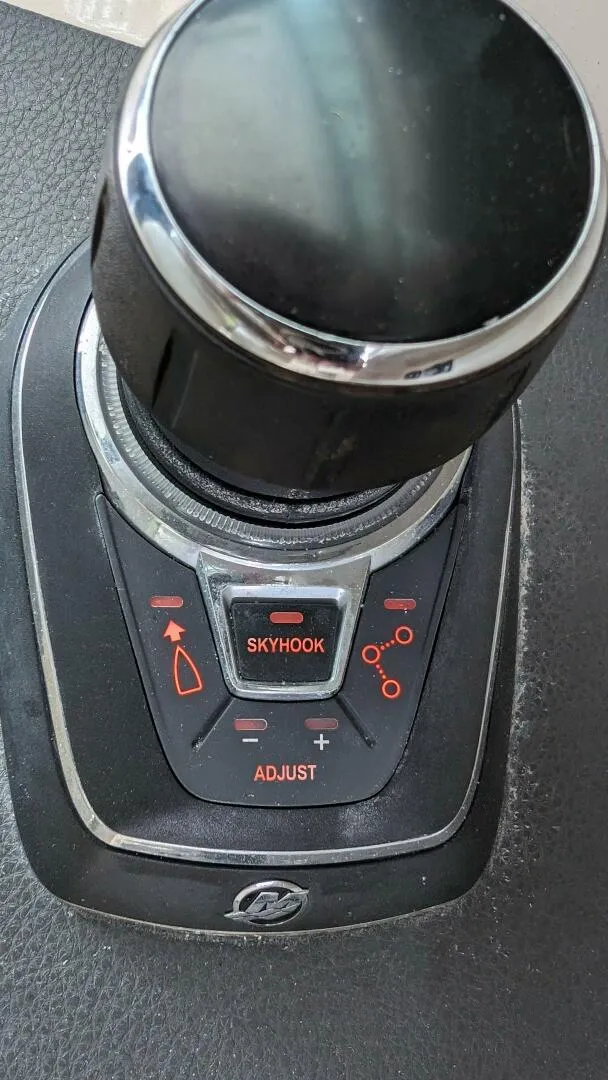 Slide: The Image of Boston Whaler 320 Vantage Twin 350 - Joystick 2017 - 4130165