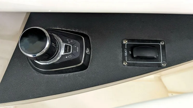 Slide: The Image of Boston Whaler 320 Vantage Twin 350 - Joystick 2017 - 4130166