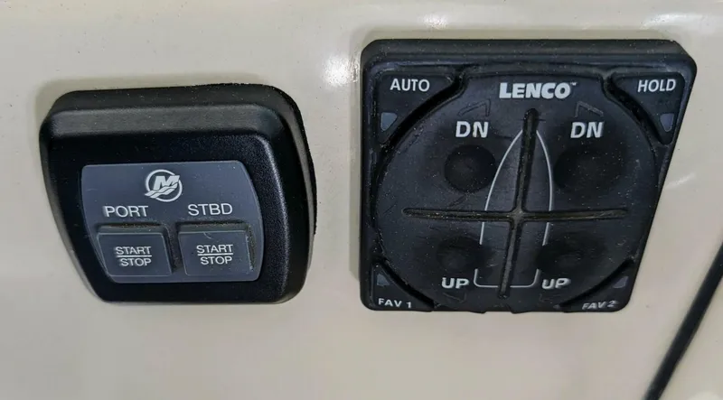Slide: The Image of Boston Whaler 320 Vantage Twin 350 - Joystick 2017 - 4130167