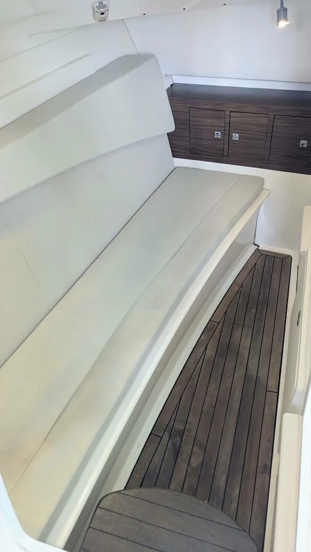 Slide: The Image of Boston Whaler 320 Vantage Twin 350 - Joystick 2017 - 4130173