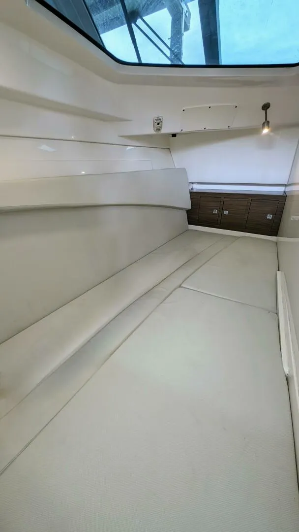 Slide: The Image of Boston Whaler 320 Vantage Twin 350 - Joystick 2017 - 4130175