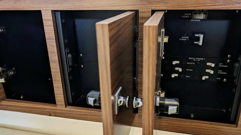 Slide: The Image of Boston Whaler 320 Vantage Twin 350 - Joystick 2017 - 4130176