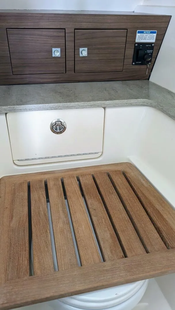 Slide: The Image of Boston Whaler 320 Vantage Twin 350 - Joystick 2017 - 4130181