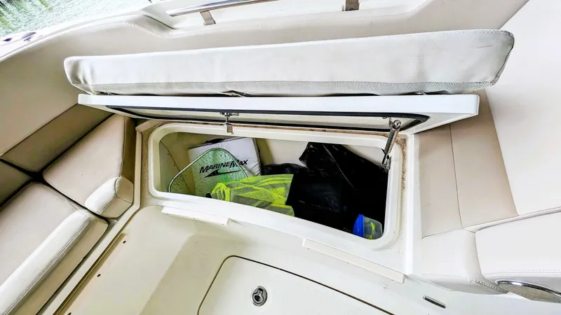 Slide: The Image of Boston Whaler 320 Vantage Twin 350 - Joystick 2017 - 4130188