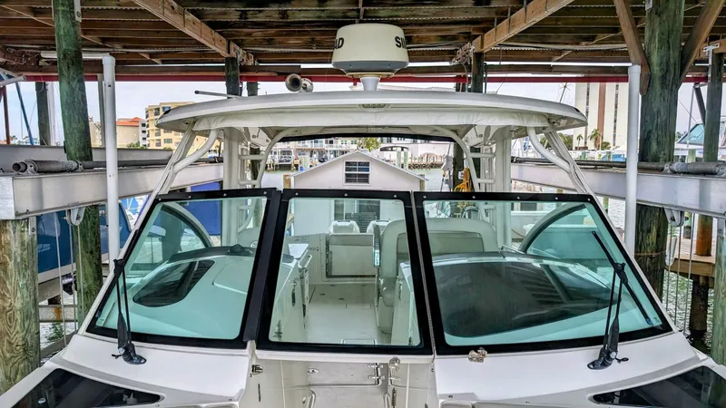 Slide: The Image of Boston Whaler 320 Vantage Twin 350 - Joystick 2017 - 4130195