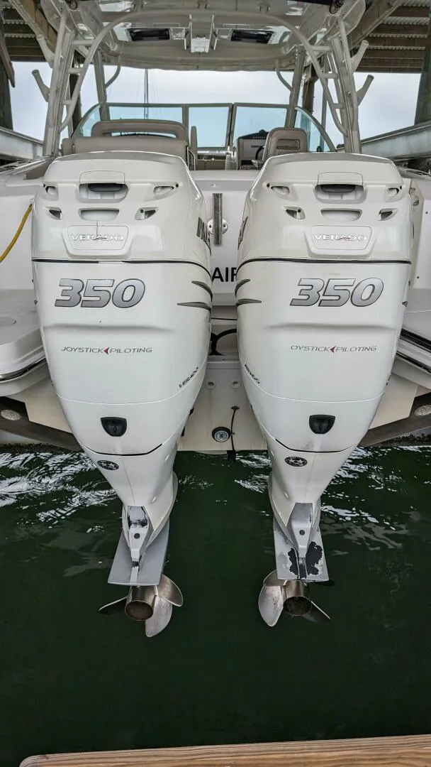 Slide: The Image of Boston Whaler 320 Vantage Twin 350 - Joystick 2017 - 4130123