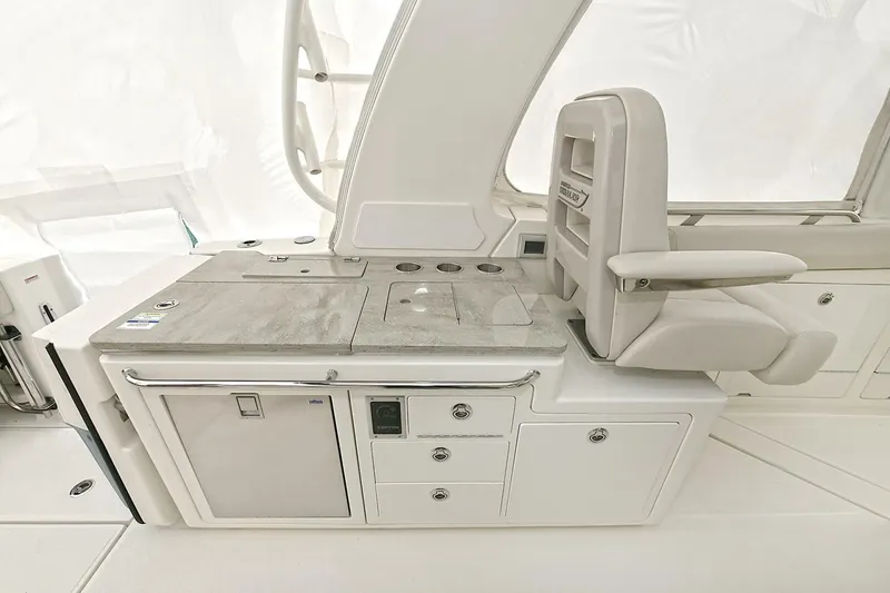 Slide: The Image of Boston Whaler 380 Realm 2020 - 4128683