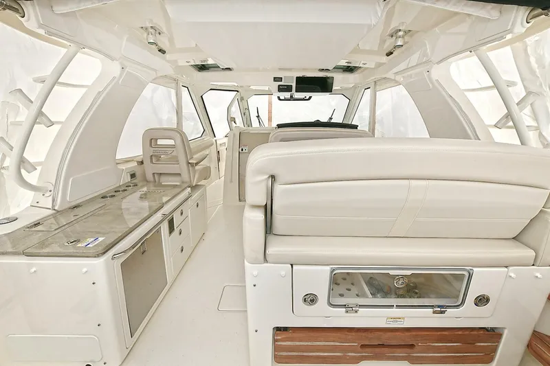 Slide: The Image of Boston Whaler 380 Realm 2020 - 4128686