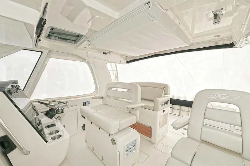 Slide: The Image of Boston Whaler 380 Realm 2020 - 4128691