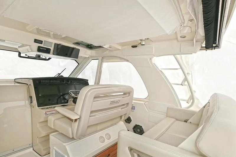 Slide: The Image of Boston Whaler 380 Realm 2020 - 4128688