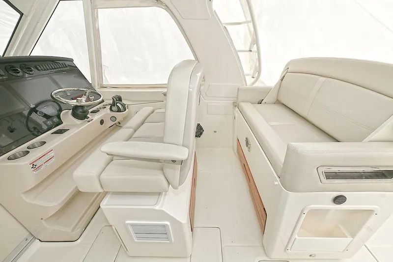 Slide: The Image of Boston Whaler 380 Realm 2020 - 4128689