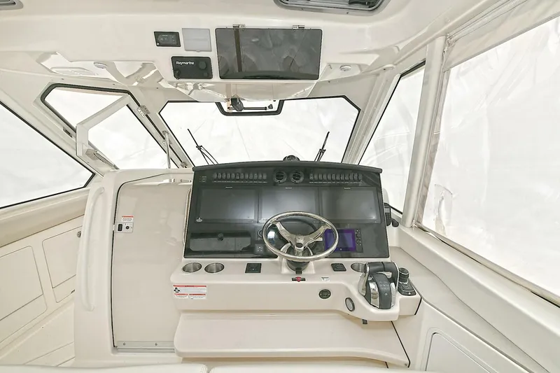 Slide: The Image of Boston Whaler 380 Realm 2020 - 4128678