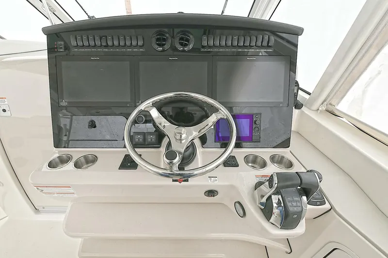Slide: The Image of Boston Whaler 380 Realm 2020 - 4128679