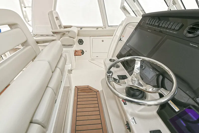 Slide: The Image of Boston Whaler 380 Realm 2020 - 4128680