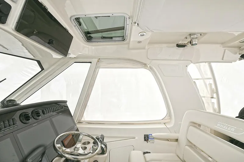 Slide: The Image of Boston Whaler 380 Realm 2020 - 4128681