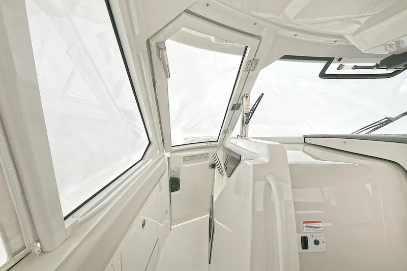 Slide: The Image of Boston Whaler 380 Realm 2020 - 4128692
