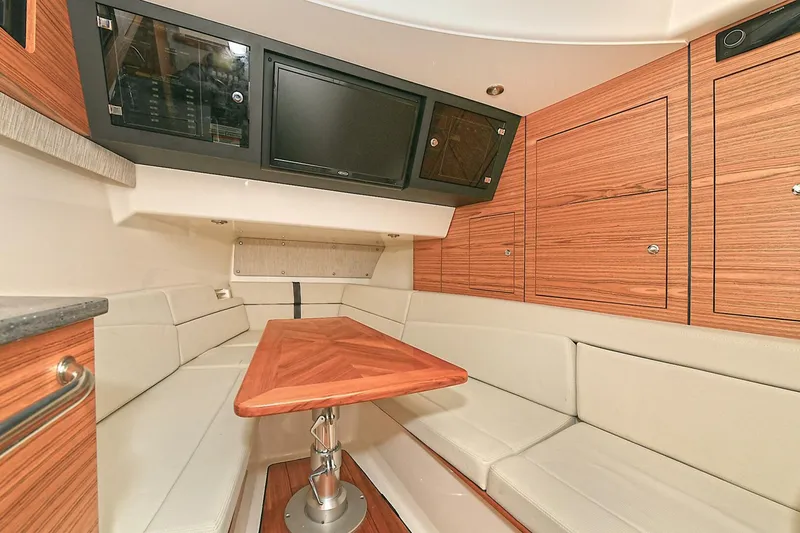 Slide: The Image of Boston Whaler 380 Realm 2020 - 4128709