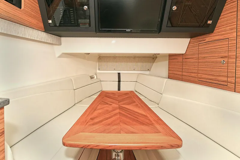 Slide: The Image of Boston Whaler 380 Realm 2020 - 4128707