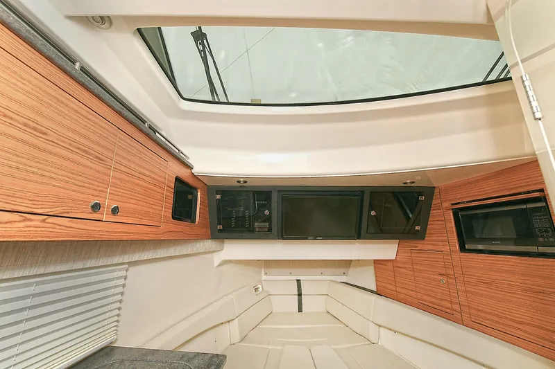 Slide: The Image of Boston Whaler 380 Realm 2020 - 4128714