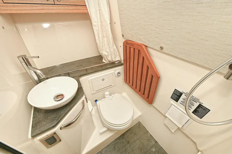 Slide: The Image of Boston Whaler 380 Realm 2020 - 4128710