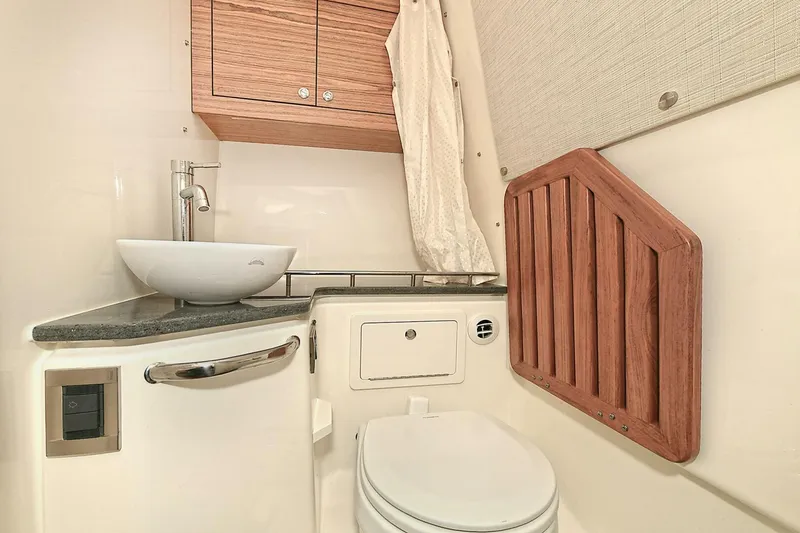 Slide: The Image of Boston Whaler 380 Realm 2020 - 4128711